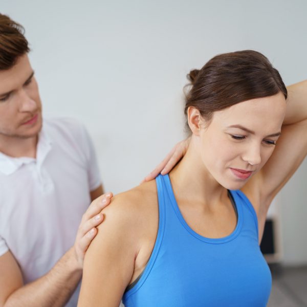 arts behandelt rug van een patient